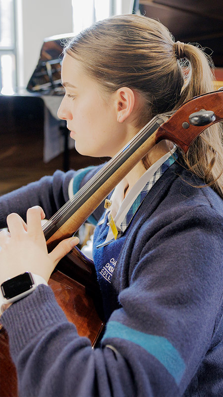 Creative arts at Caroline Chisholm Catholic College Glenmore Park. Student is playing violin.