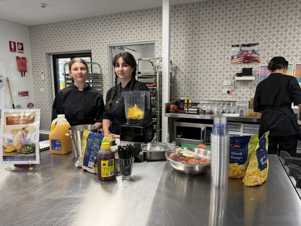 851986860269258_1516109203857017-1